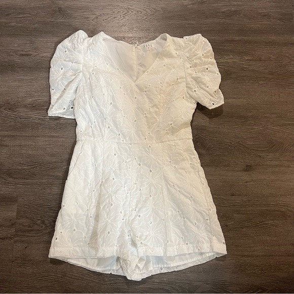 White Lace Puff Sleeve Romper - Picture 3 of 5